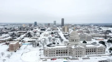 ثلوج وأمطار متجمدة.. عاصفة شتوية قوية تضرب 10 ولايات في وسط أمريكا